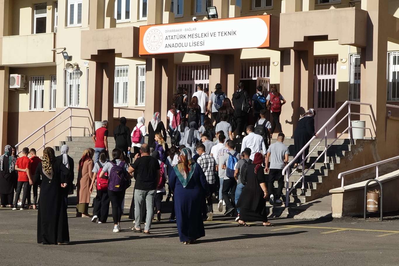 Yaz tatili sona ermesiyle ilk ders zili çaldı Yaz tatili sona ermesiyle ilk ders zili çaldı